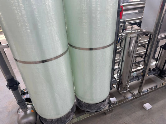 6TPH 7.9kW-380-415V 2xFRP δεξαμενές Αμυδρό νερό Αντίστροφη οσμωτική μονάδα ύδρευσης