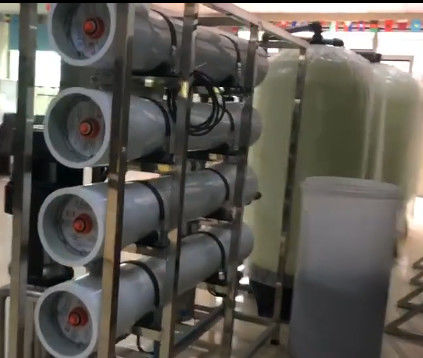 8TPH 14kW-380-415V 3xFRP δεξαμενές Βραχτόνερο Αντίστροφη οσμωτική μονάδα ύδρευσης