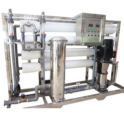 8TPH 14kW FRP δεξαμενές RO Βιομηχανική μηχανή επεξεργασίας πόσιμου νερού με δείκτες λειτουργικής κατάστασης